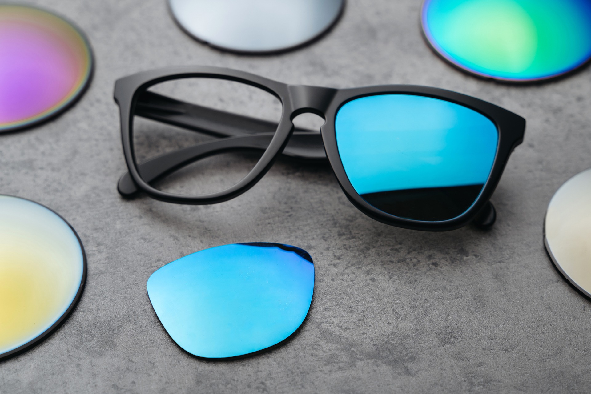 découvrez les verres solaires, des accessoires essentiels pour protéger vos yeux des rayons uv tout en ajoutant une touche de style à votre look. explorez notre sélection de modèles tendance et profitez d'une vision claire et confortable lors de vos journées ensoleillées.
