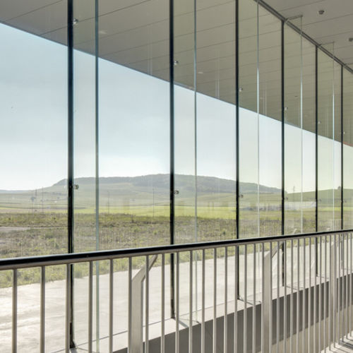 découvrez le vitrage solaire, une solution innovante qui optimise l'efficacité énergétique de votre bâtiment tout en permettant un éclairage naturel. apprenez comment ce verre spécial peut contribuer à réduire vos factures d'énergie et améliorer le confort intérieur.