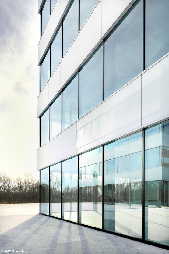 découvrez les avantages du vitrage solaire pour votre habitation. ce type de vitrage permet de maximiser la lumière naturelle tout en réduisant les gains de chaleur, offrant ainsi confort et économies d'énergie. explorez nos solutions innovantes pour améliorer l'efficacité énergétique de votre maison.