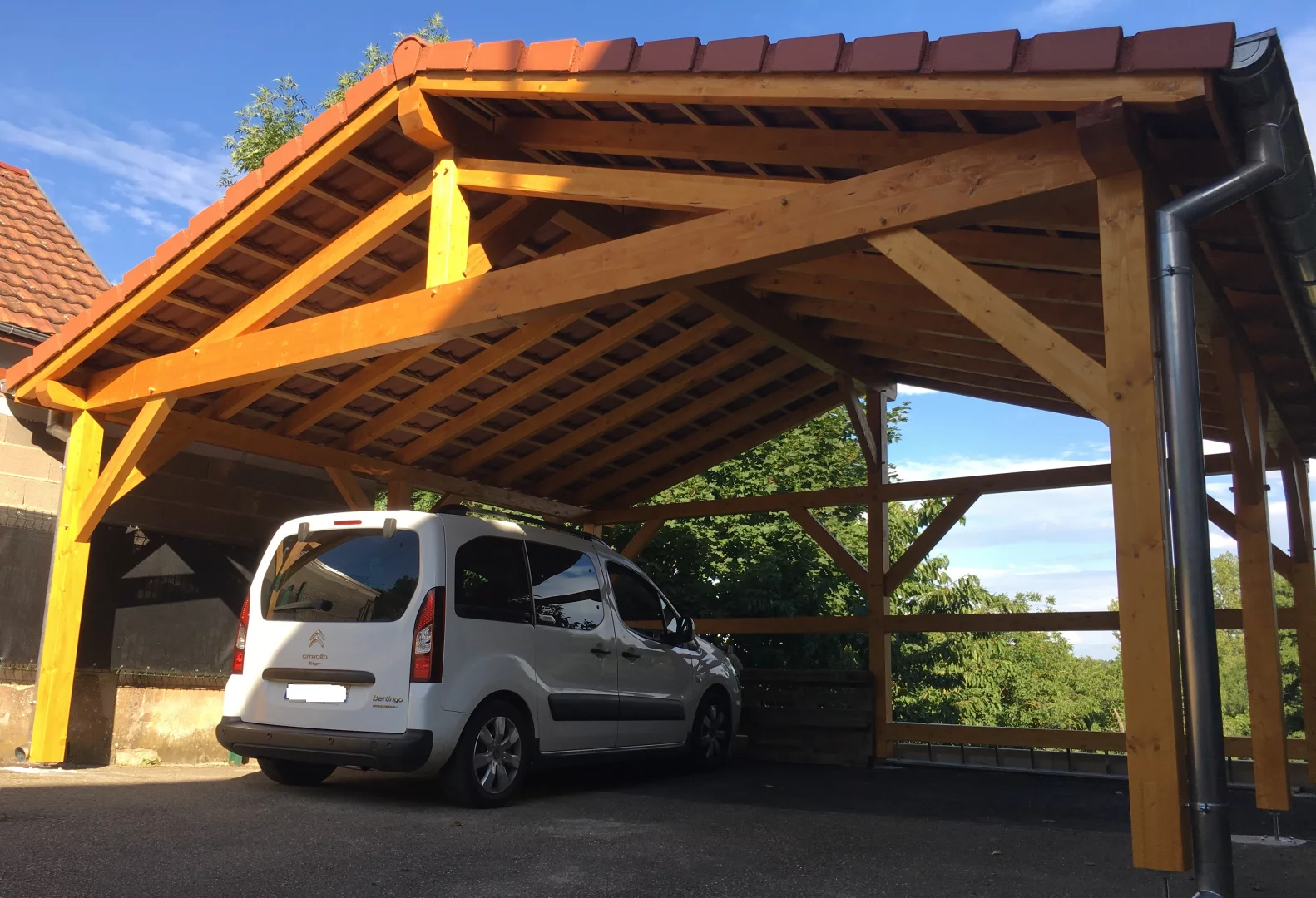 découvrez notre sélection d'abris auto en bois, alliant esthétisme et protection pour votre véhicule. protégez votre voiture des intempéries tout en ajoutant une touche naturelle à votre espace extérieur.