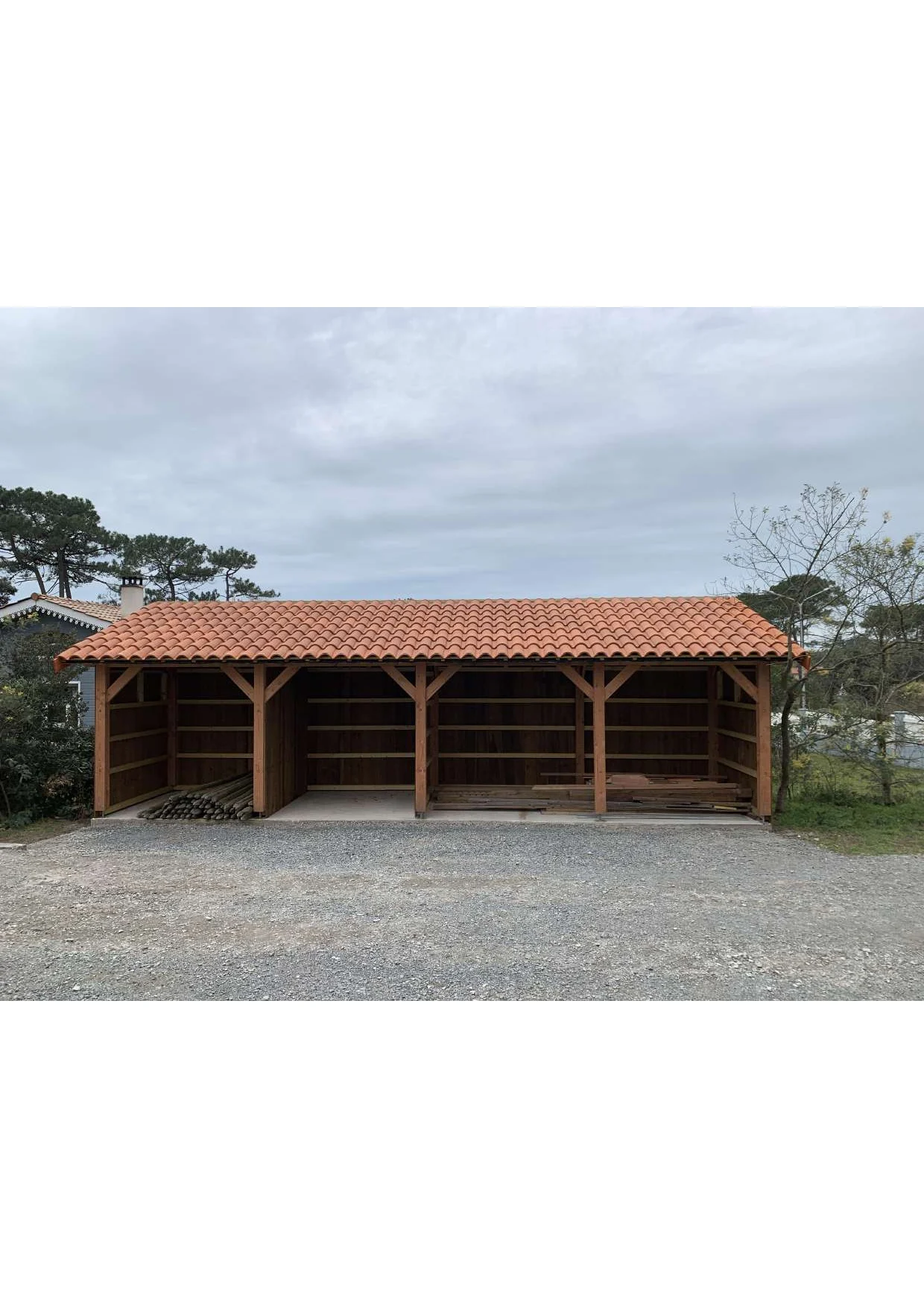 découvrez nos abris auto en bois, alliant esthétisme et protection pour votre véhicule. fabriqués avec des matériaux de haute qualité, ces abris offrent une solution durable et élégante pour préserver votre voiture des intempéries.