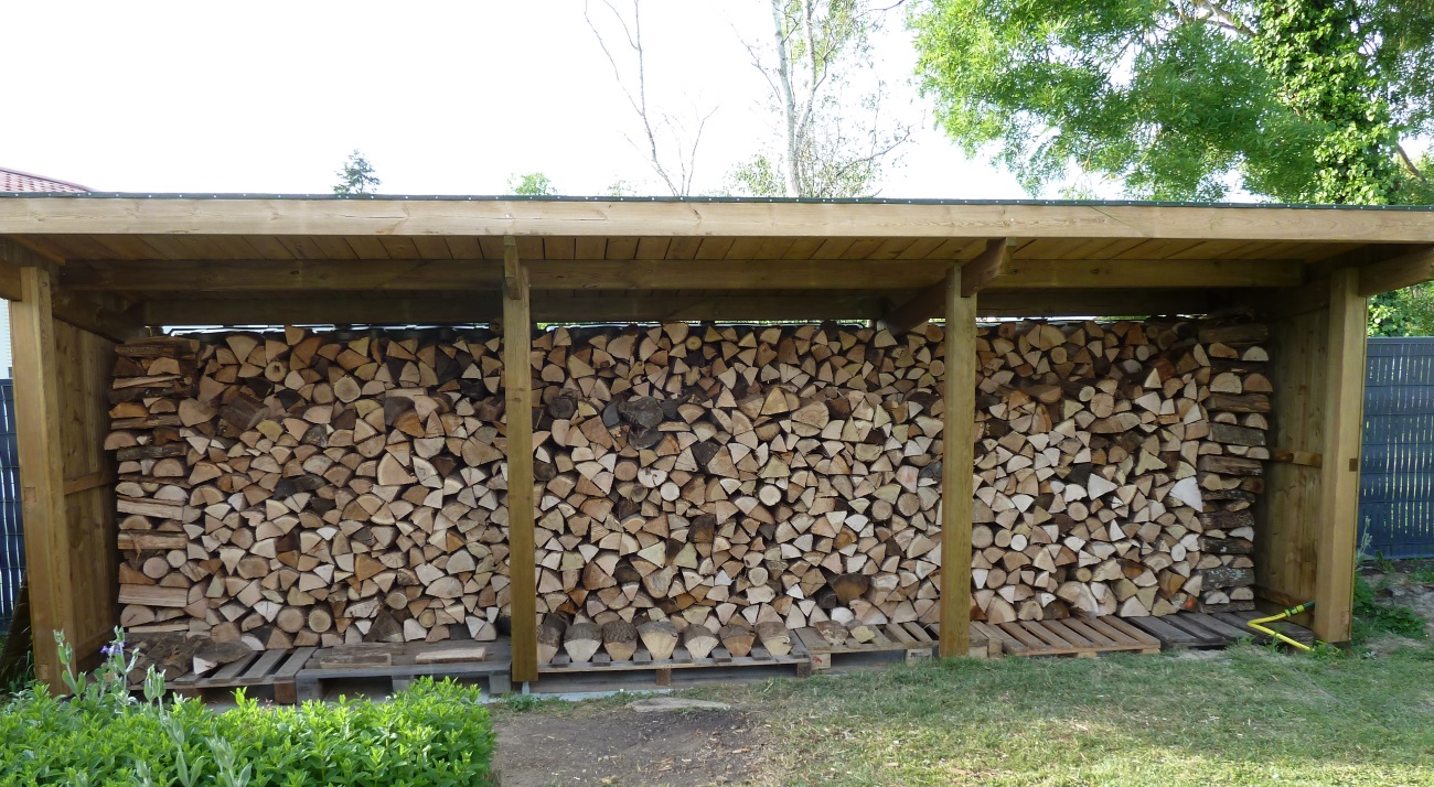 découvrez notre sélection d'abris en bois esthétiques et durables, idéaux pour protéger vos outils de jardinage et votre bois de chauffage. profitez d'un espace pratique et élégant dans votre jardin tout en ajoutant une touche naturelle à votre extérieur.