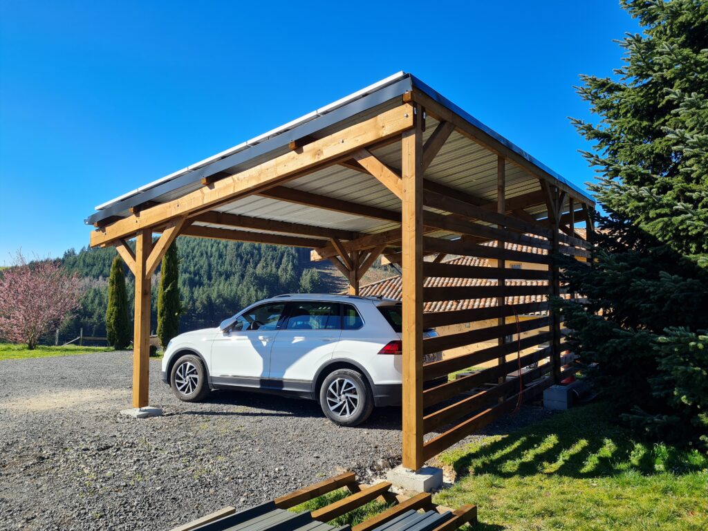 découvrez notre large sélection d'abris de garage en polycarbonate photovoltaïque (pv) conçus pour protéger votre véhicule tout en produisant de l'énergie renouvelable. profitez d'une installation durable et esthétique qui allie sécurité et écologie. idéal pour optimiser votre espace extérieur.