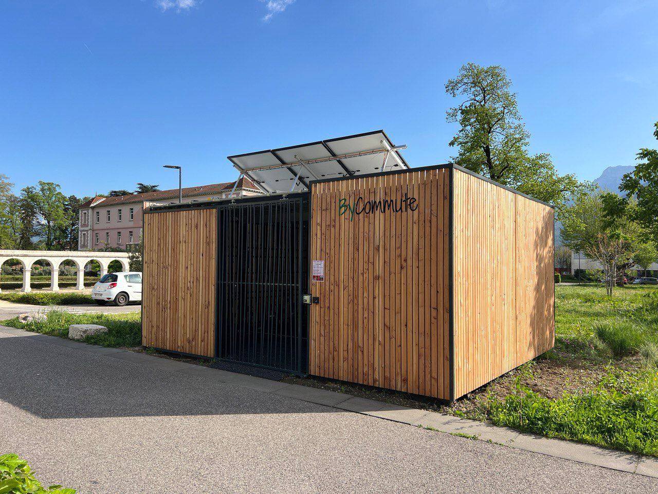 découvrez notre abri de jardin solaire, une solution pratique et écologique pour optimiser votre espace extérieur. profitez d'un stockage efficace tout en réduisant votre empreinte carbone grâce à l'énergie solaire.