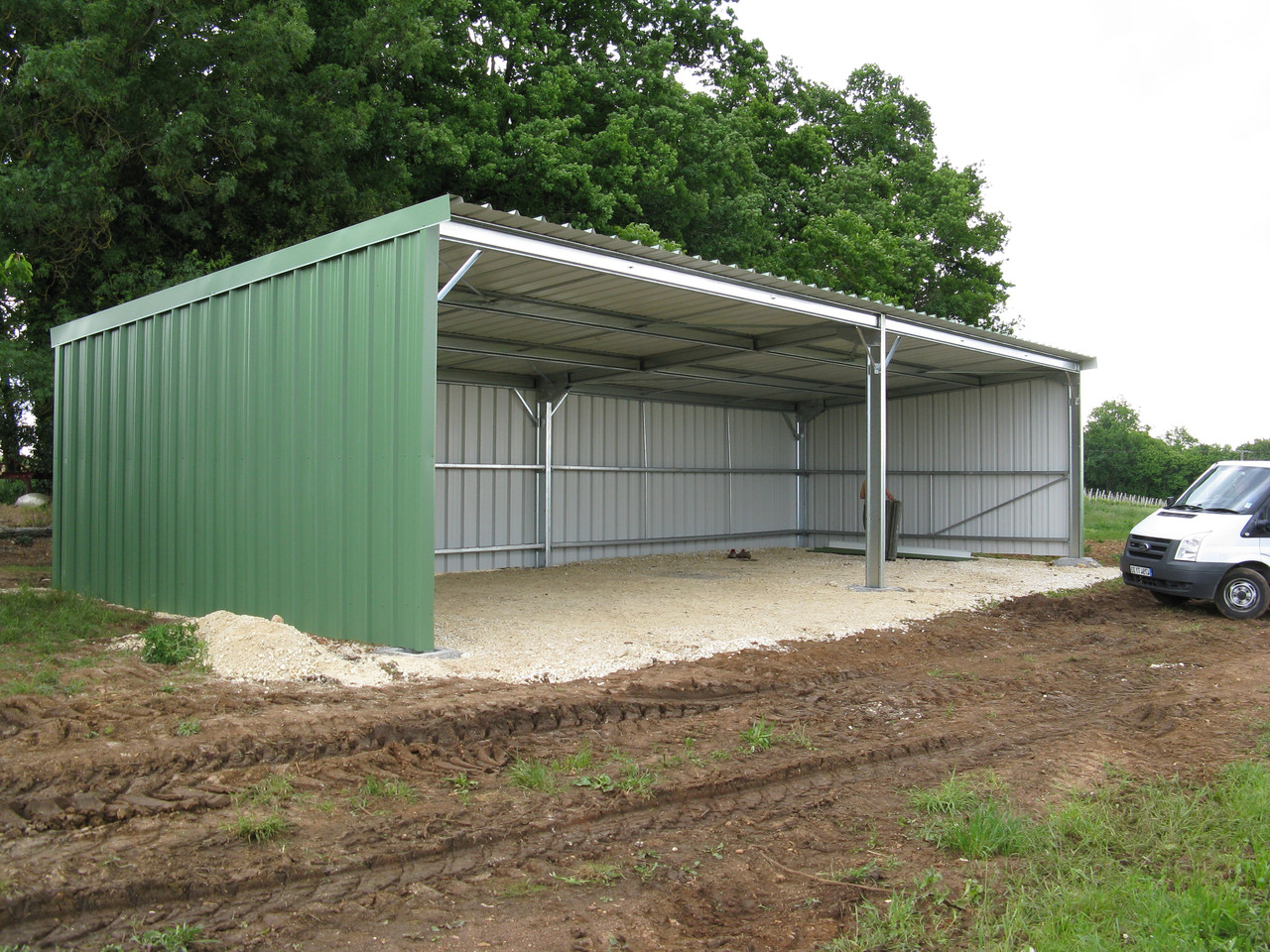 découvrez notre sélection d'abris agricoles adaptés à tous vos besoins. offrant protection et sécurité pour vos animaux et votre matériel, nos structures robustes et durables garantissent une solution optimale pour votre exploitation. explorez nos modèles variés et trouvez l'abri parfait pour votre activité agricole.