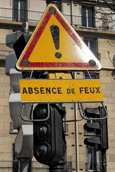 découvrez les implications et les conséquences de l'absence de panneau d'affichage dans votre environnement. informez-vous sur l'importance de la signalisation et les solutions pour remédier à ce manque.