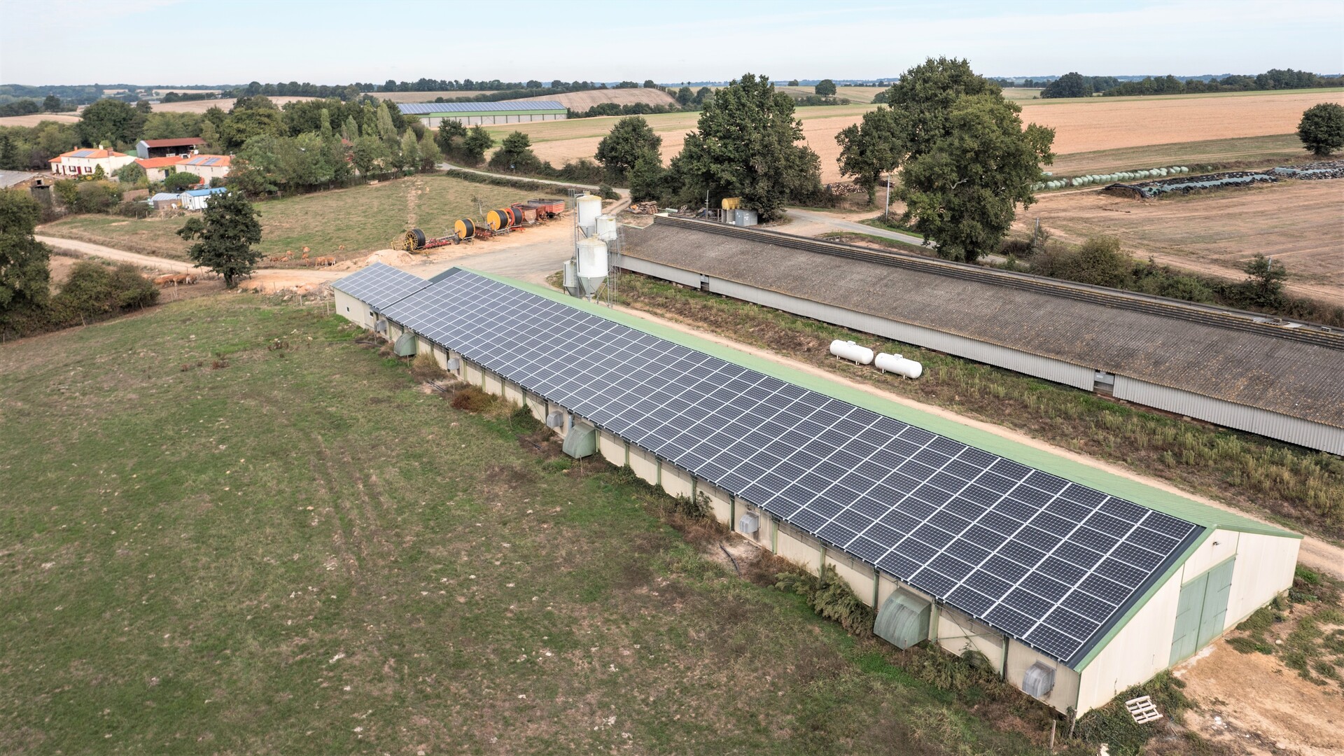 découvrez les avantages de l'agri photovoltaïque, une solution innovante alliant agriculture et énergie solaire. apprenez comment cette méthode durable permet de maximiser les rendements tout en préservant l'environnement.