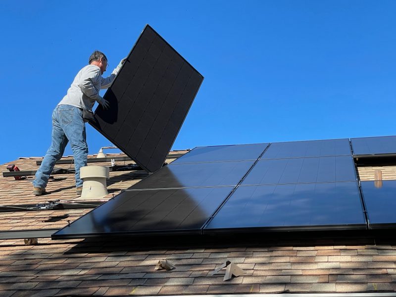 découvrez notre guide complet sur l'aide aux panneaux solaires : subventions, crédits d'impôt et conseils pratiques pour maximiser votre investissement énergétique et profiter des avantages de l'énergie renouvelable.