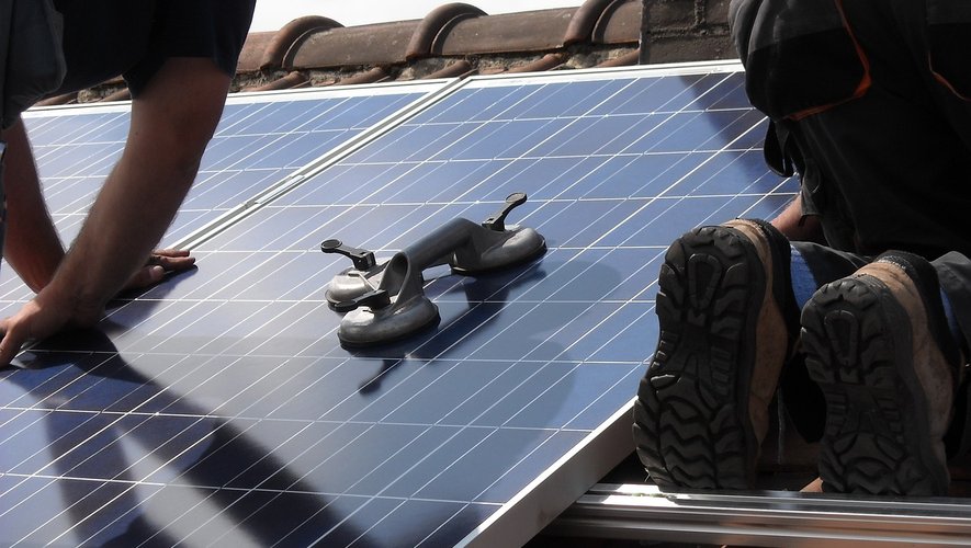 découvrez les différentes aides et subventions disponibles pour l'installation de panneaux solaires en france. profitez de solutions écologiques tout en réduisant vos coûts énergétiques grâce à un accompagnement financier adapté.