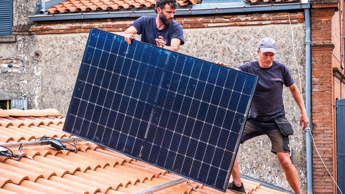 découvrez les différentes aides et subventions disponibles pour l'installation de panneaux solaires en france. optimisez votre investissement tout en contribuant à la transition énergétique grâce à des informations claires et des conseils pratiques.