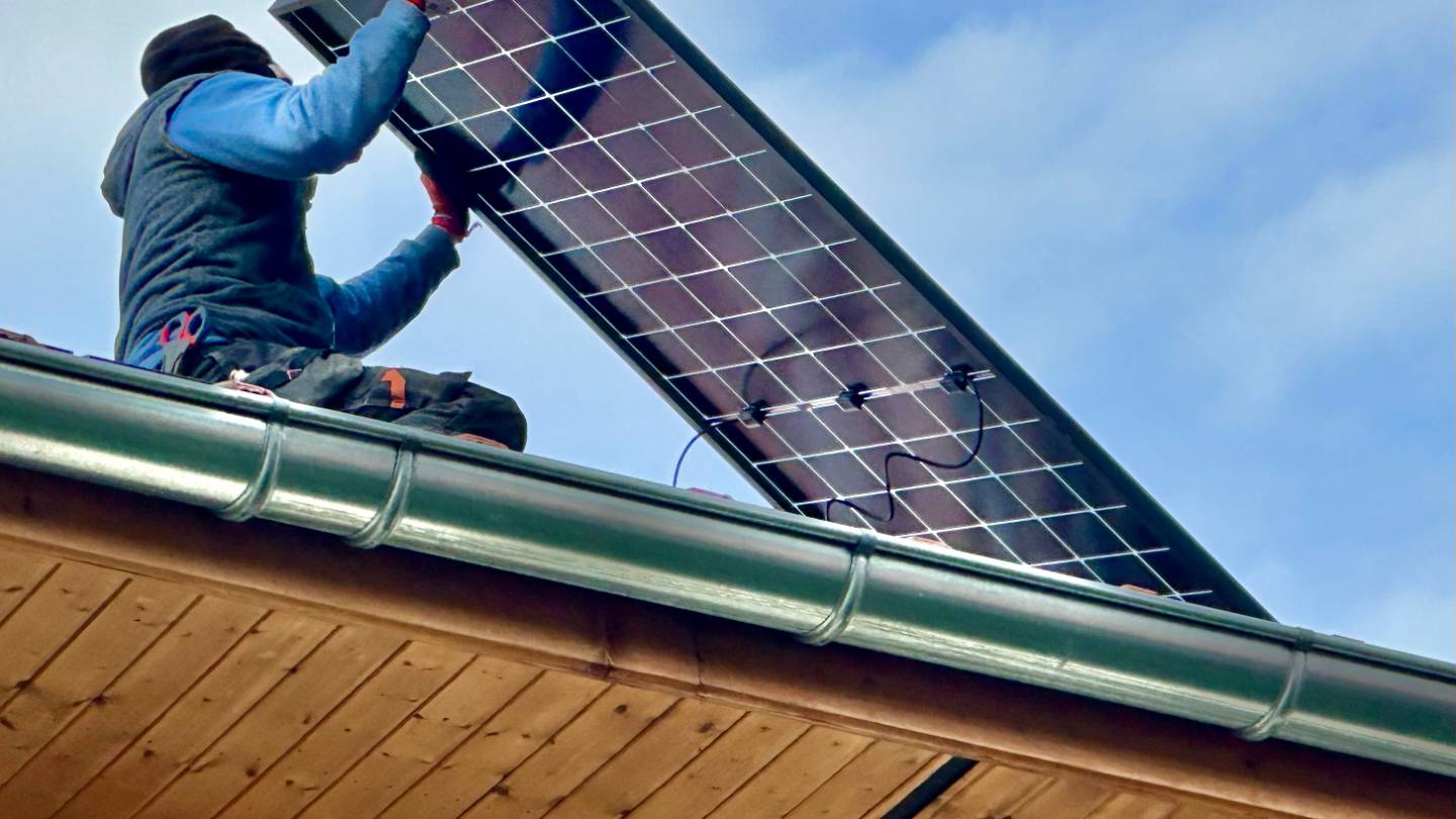 découvrez les différentes aides photovoltaïques disponibles en france pour soutenir votre projet d'énergie solaire. informez-vous sur les subventions, crédits d'impôt et autres dispositifs financiers pour faciliter l'installation de panneaux solaires et réduire votre facture énergétique tout en contribuant à la transition énergétique.