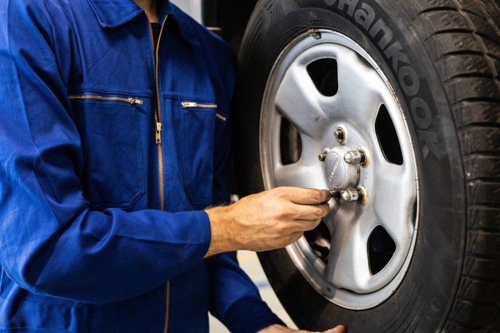 découvrez le monde de l'auto-électricité : des solutions innovantes pour améliorer l'efficacité énergétique de votre véhicule, bénéficier d'une conduite plus écologique et maîtriser les technologies de demain. explorez les tendances, conseils et astuces sur l'entretien et la recharge de votre auto-électrique.