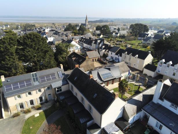 découvrez l'autoconsommation résidentielle, une solution énergétique innovante qui permet aux particuliers de produire et consommer leur propre électricité. informez-vous sur les avantages, les technologies disponibles et comment optimiser votre consommation d'énergie à domicile.