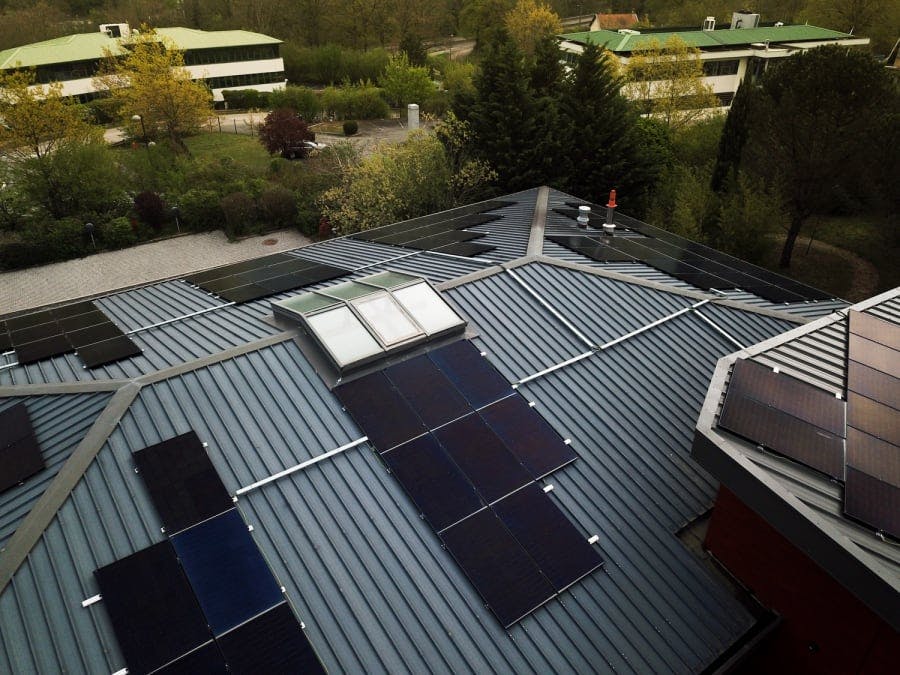 découvrez les avantages de l'autoconsommation solaire : économisez sur vos factures d'électricité tout en contribuant à la protection de l'environnement. explorez comment installer des panneaux solaires pour produire votre propre énergie renouvelable et maximiser votre indépendance énergétique.