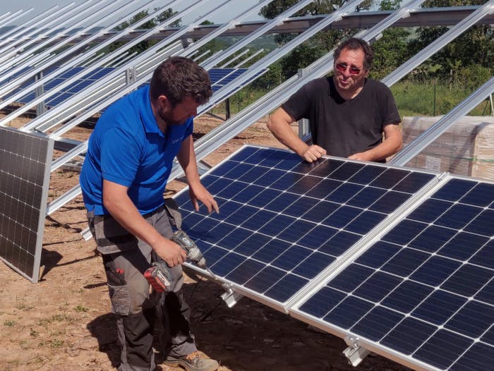 découvrez l'autoconsommation solaire, une solution durable et économique pour produire votre propre énergie. apprenez comment réduire vos factures d'électricité tout en contribuant à la protection de l'environnement grâce aux panneaux solaires.
