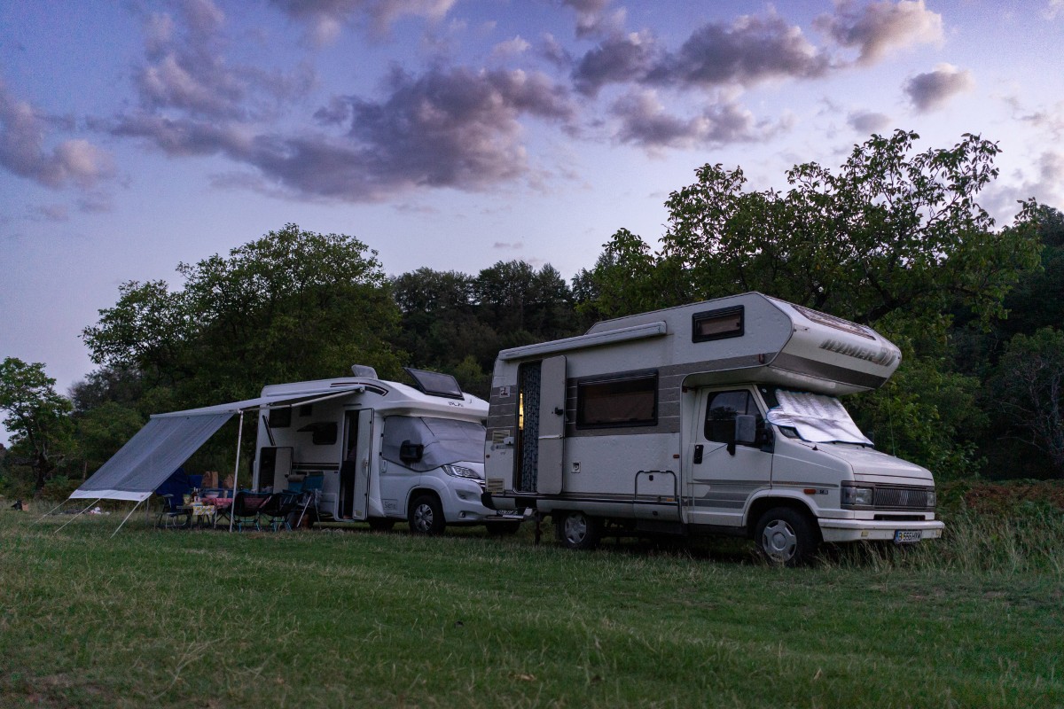 découvrez tout ce qu'il faut savoir sur l'autonomie en camping-car : conseils pratiques, équipements essentiels et astuces pour maximiser votre expérience de voyage tout en profitant pleinement de la nature.