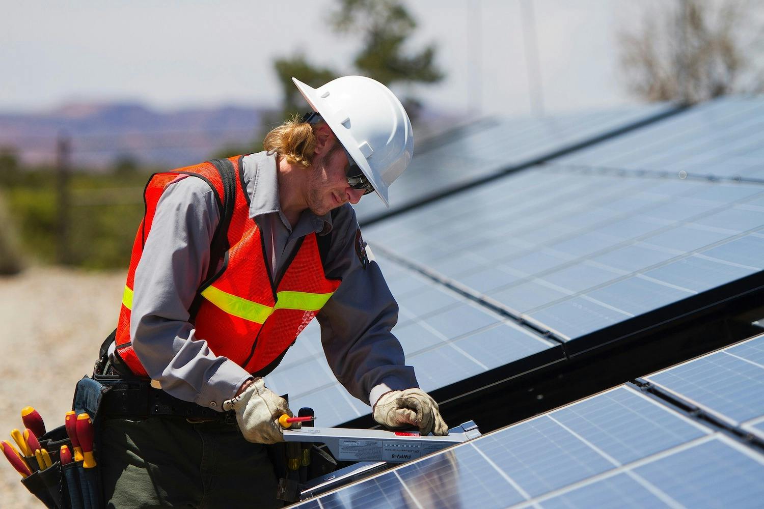 découvrez les solutions d'autonomie solaire pour réduire votre facture d'électricité et préserver l'environnement. apprenez comment les systèmes solaires peuvent alimenter votre maison de manière durable et indépendante.