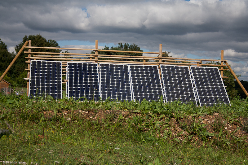 découvrez l'autonomie solaire : une solution durable et écologique pour produire votre propre énergie grâce à l'énergie du soleil. apprenez comment réduire vos factures d'électricité et contribuer à la protection de l'environnement.