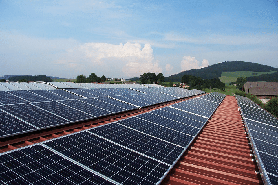 découvrez les avantages et inconvénients de l'énergie solaire. explorez comment cette source d'énergie renouvelable peut réduire vos factures d'électricité et contribuer à la protection de l'environnement, tout en prenant en compte les coûts d'installation et les défis d'efficacité.