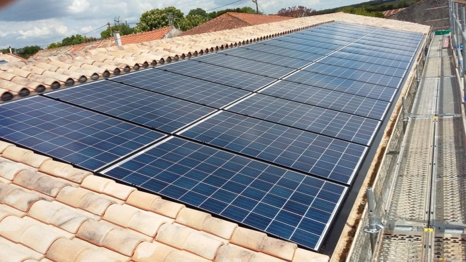 découvrez les avantages et inconvénients de l'énergie solaire dans cet article. apprenez comment cette source d'énergie renouvelable peut réduire vos factures d'électricité tout en protégeant l'environnement, tout en examinant ses limites et défis. informez-vous pour faire le bon choix énergétique!