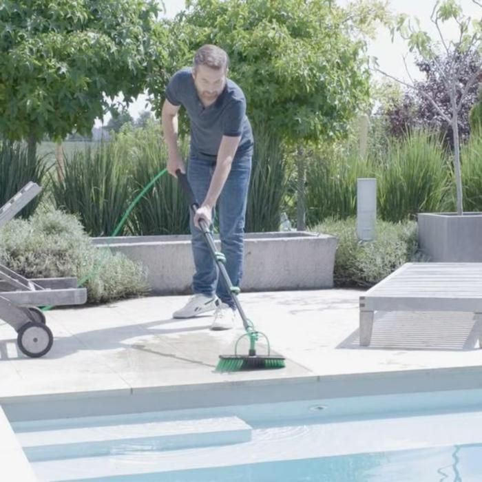 découvrez le balai panneau solaire, l'outil de nettoyage innovant qui utilise l'énergie solaire pour vous faciliter la vie tout en respectant l'environnement. idéal pour un entretien écologique de vos surfaces extérieures.