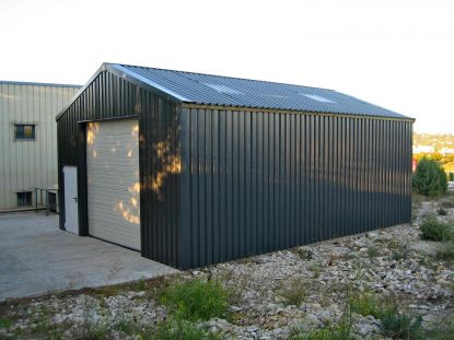 découvrez notre solution de bardage pour hangars agricoles, alliant robustesse et esthétique. protégez vos équipements tout en améliorant l'image de votre exploitation grâce à des matériaux de qualité adaptés aux besoins des agriculteurs.