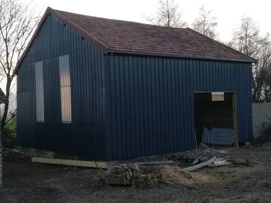 découvrez notre guide sur le bardage de hangar agricole, une solution esthétique et durable pour protéger vos structures agricoles. améliorez l'isolation, la résistance aux intempéries et l'attrait de vos espaces de travail grâce à des matériaux adaptés et une finition de qualité.