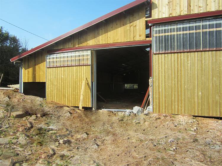 découvrez nos solutions de bardage pour hangars agricoles, alliant durabilité et esthétique. protégez vos installations avec des matériaux de qualité, conçus pour résister aux conditions extérieures tout en offrant une excellente isolation. optez pour un bardage qui valorise vos surfaces agricoles.