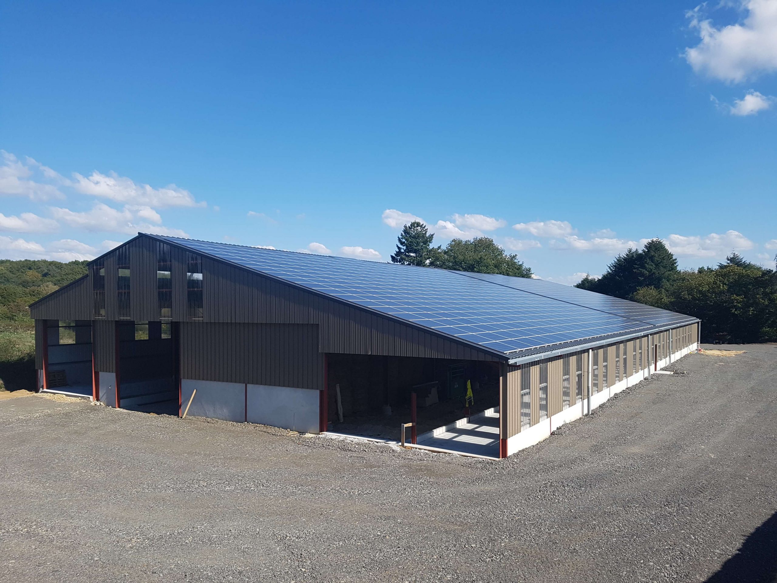 découvrez comment un bâtiment agricole photovoltaïque allie innovation et durabilité. optimisez votre production tout en produisant de l'énergie verte grâce aux panneaux solaires. transformez votre exploitation en un modèle économique respectueux de l'environnement.