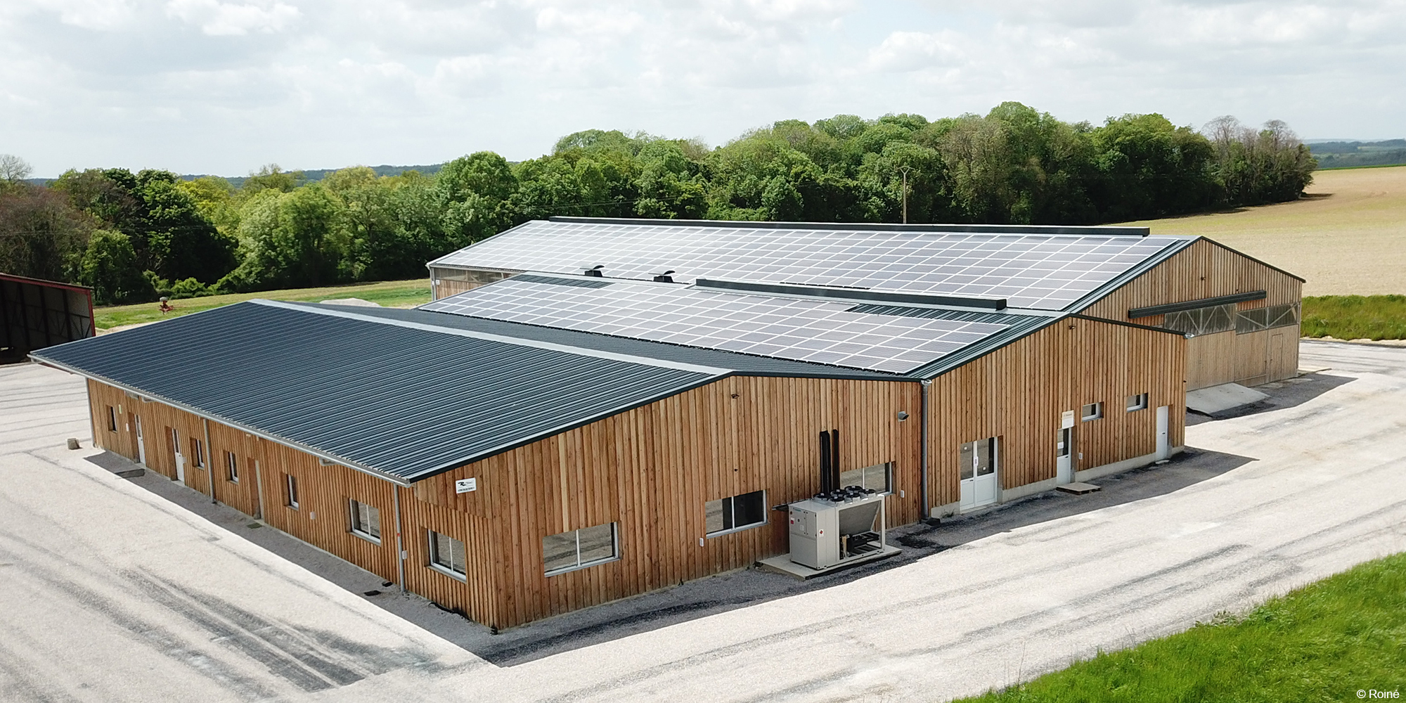 découvrez notre guide complet sur les bâtiments agricoles photovoltaïques (pv), une solution innovante et durable pour optimiser l'énergie de votre exploitation. apprenez comment intégrer des panneaux solaires dans vos structures agricoles pour réduire vos coûts énergétiques et soutenir l'agriculture durable.