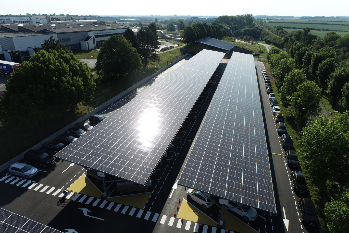 découvrez comment la france transforme ses bâtiments avec des solutions solaires innovantes pour une construction durable et respectueuse de l'environnement. informez-vous sur les avantages de l'énergie solaire dans l'architecture moderne.
