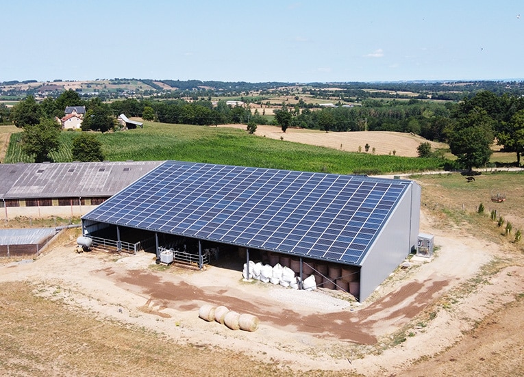 découvrez notre bâtiment photovoltaïque de 300m2, conçu pour maximiser l'efficacité énergétique grâce à des panneaux solaires de haute performance. idéal pour les entreprises soucieuses de leur impact environnemental, ce bâtiment offre une solution durable et économique. optez pour l'avenir et réduisez votre empreinte carbone avec notre projet innovant.