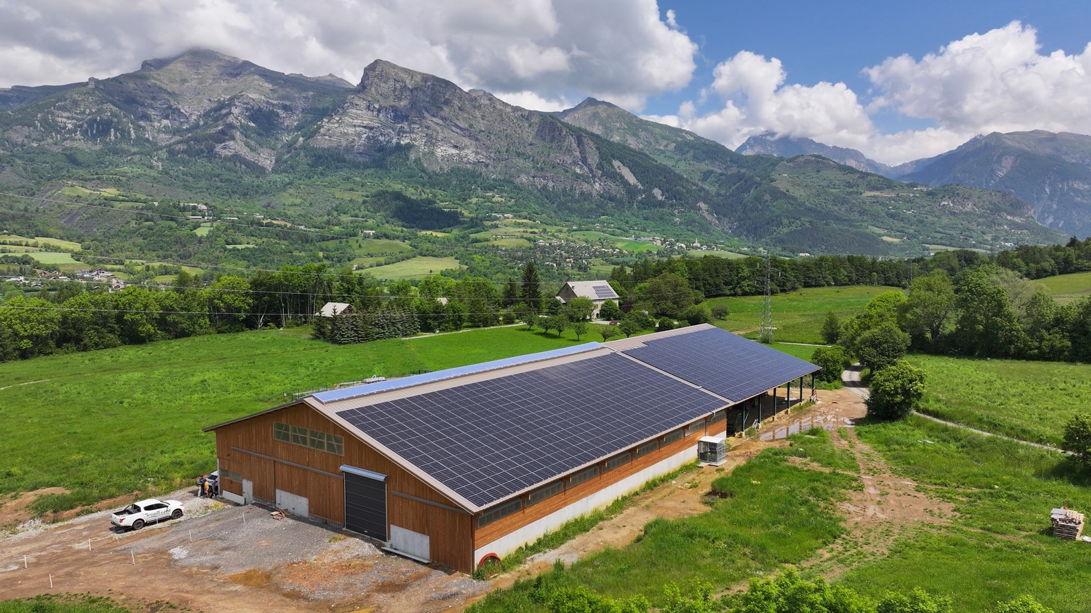 découvrez les avantages des bâtiments photovoltaïques, des structures innovantes conçues pour produire de l'énergie solaire tout en intégrant des solutions durables et écologiques. transformez votre espace en un modèle d'efficacité énergétique.