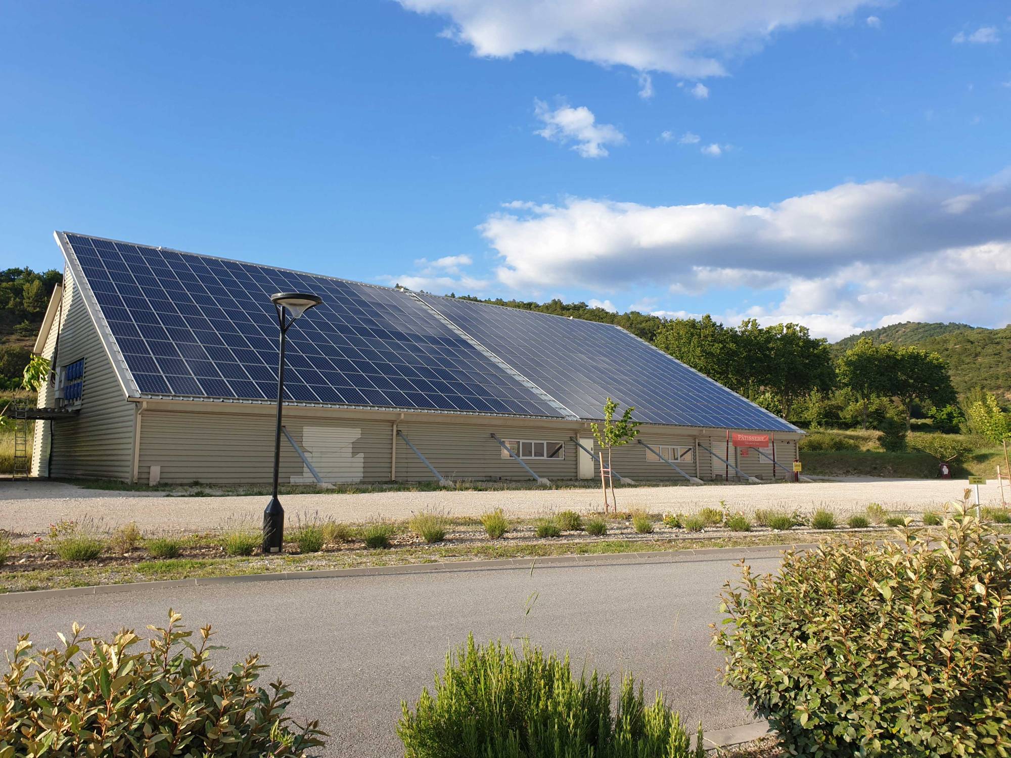 découvrez comment un bâtiment photovoltaïque peut transformer l'énergie solaire en électricité durable. apprenez les avantages, les techniques d'installation et l'impact positif sur l'environnement.