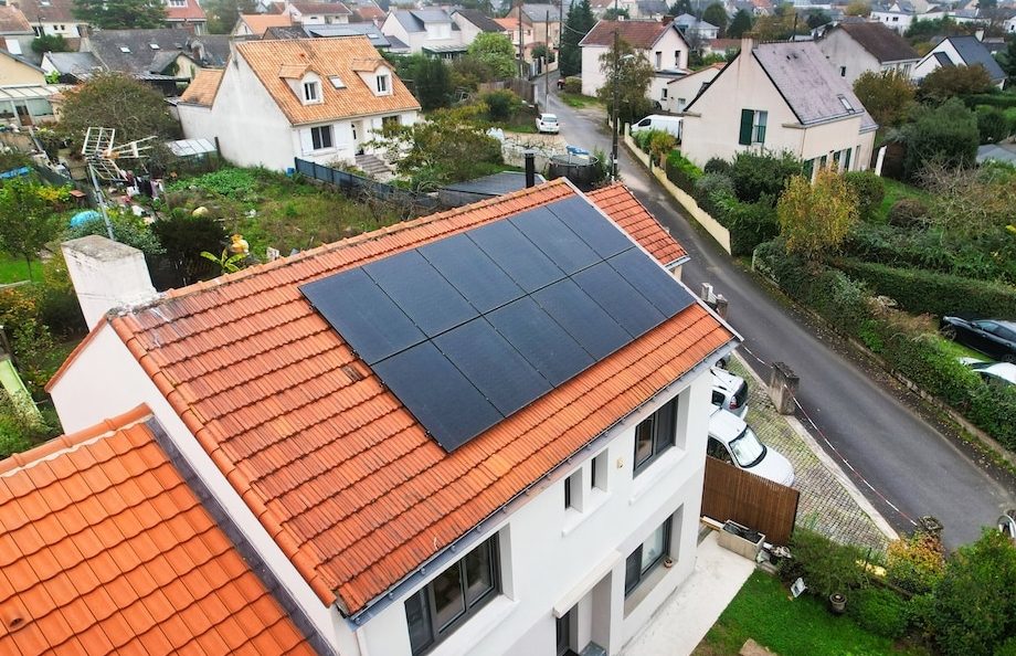 découvrez notre bâtiment équipé d'une installation photovoltaïque de 100 kwc, offrant une solution énergétique durable et performante. profitez d'une production d'électricité écologique tout en réduisant vos coûts énergétiques.