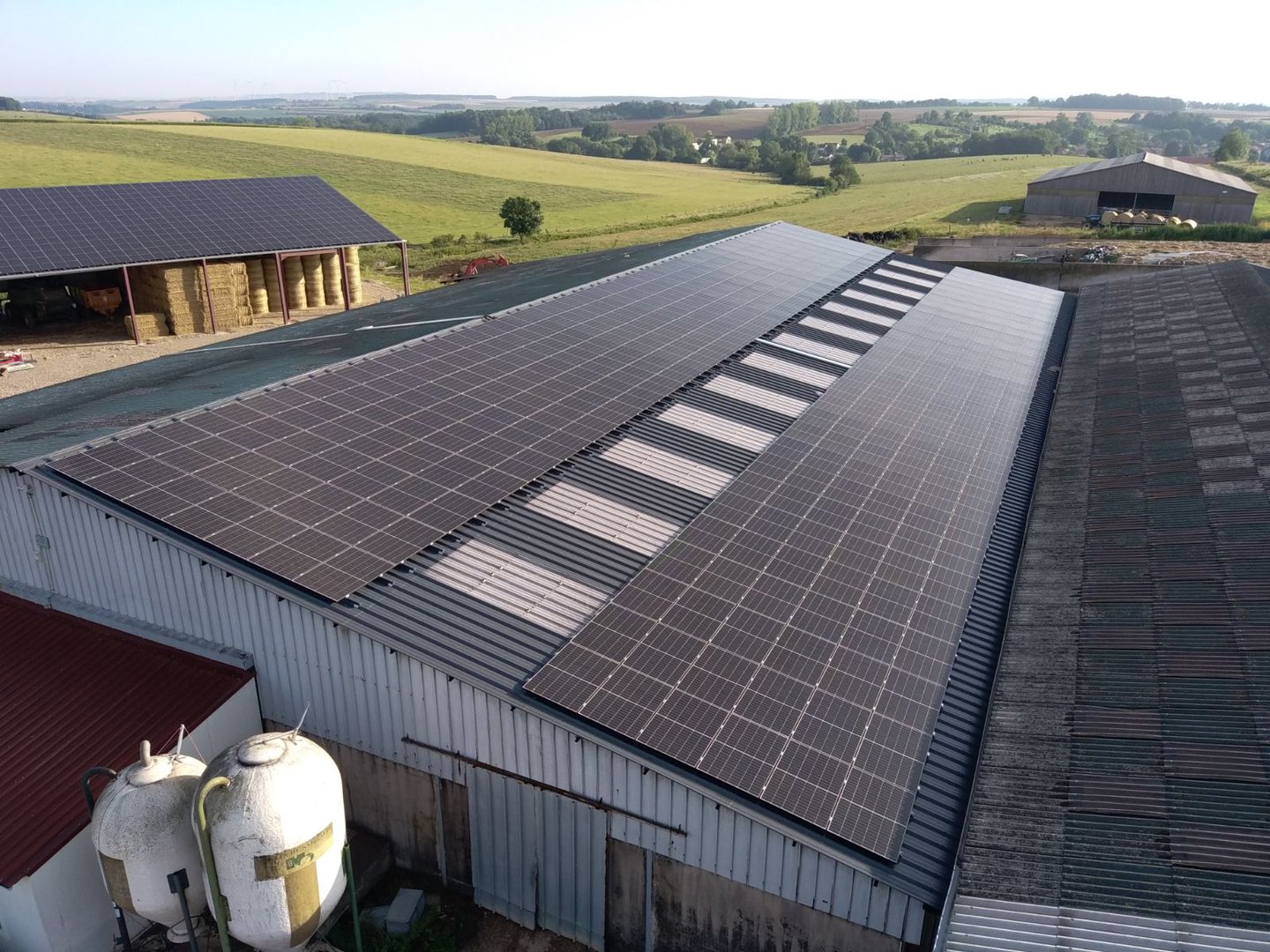 découvrez comment un bâtiment solaire allie innovation et durabilité en utilisant l'énergie solaire pour réduire votre empreinte carbone. explorez les avantages des matériaux écologiques et des technologies solaires pour des constructions respectueuses de l'environnement.
