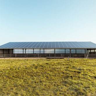découvrez comment le bâtiment solaire du crédit agricole allie innovation et durabilité. explorez les solutions énergétiques renouvelables mises en œuvre pour réduire l'empreinte carbone et soutenir une économie verte.