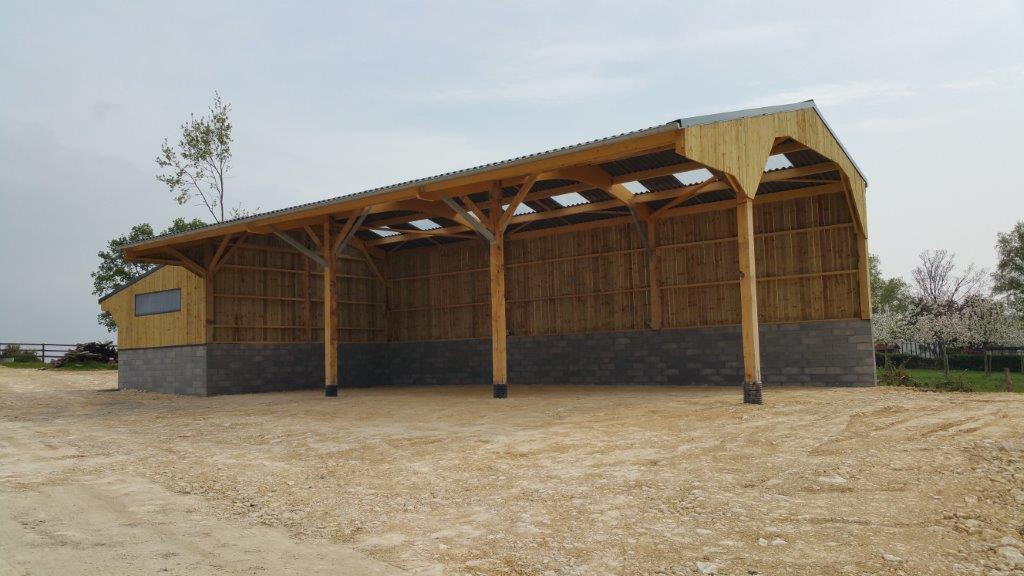 découvrez nos bâtiments agricoles en bois, alliant solidité et esthétisme pour répondre aux besoins de votre exploitation. conçus pour offrir durabilité et fonctionnalité, nos structures respectent l'environnement tout en optimisant vos espaces de travail.
