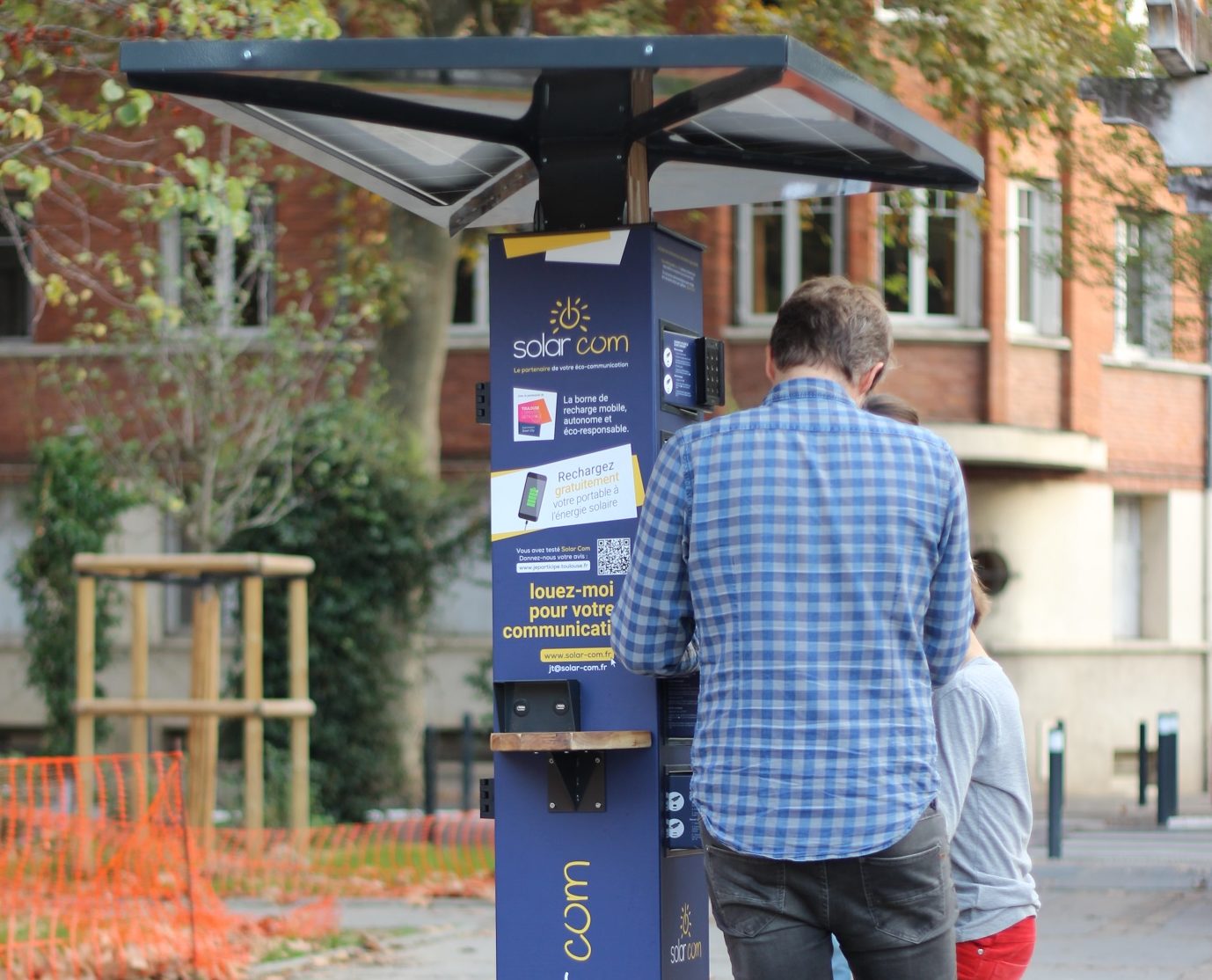 découvrez notre borne de recharge solaire, une solution écologique et pratique pour recharger vos appareils électriques tout en préservant l'environnement. profitez d'une énergie renouvelable et autonome grâce à cette technologie innovante.