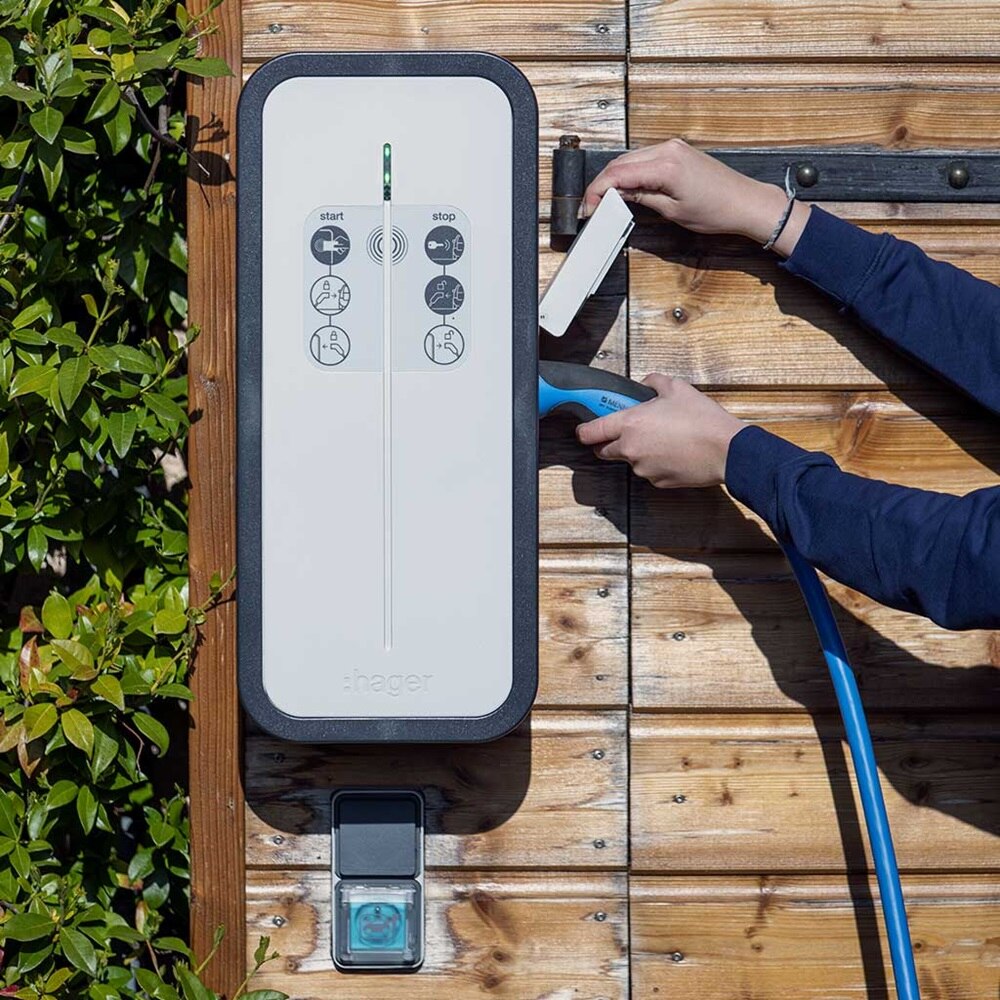 découvrez notre borne de recharge solaire, une solution innovante et écologique pour recharger vos véhicules électriques. profitez d'une énergie renouvelable et réduisez votre empreinte carbone tout en contribuant à un avenir durable.