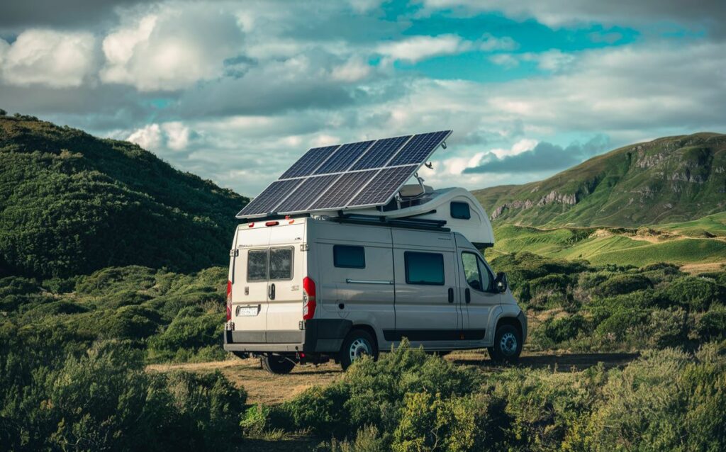 découvrez comment réaliser le branchement de panneaux solaires sur votre camping-car pour profiter d'une énergie durable en pleine nature. suivez nos conseils pratiques pour optimiser votre indépendance énergétique lors de vos voyages.