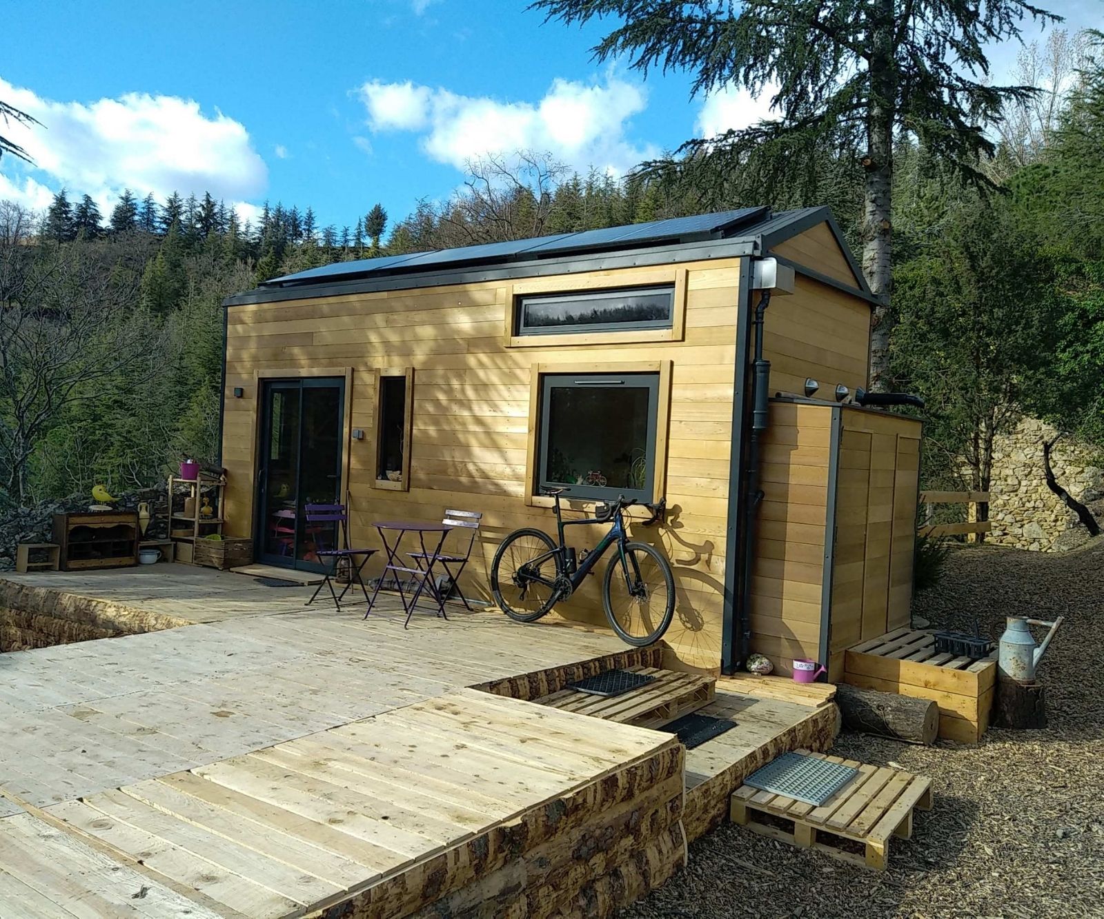 découvrez le coût de construction d'une cabane autonome. explorez les matériaux, les technologies et les solutions écologiques pour créer un espace de vie respectueux de l'environnement, tout en maîtrisant votre budget.