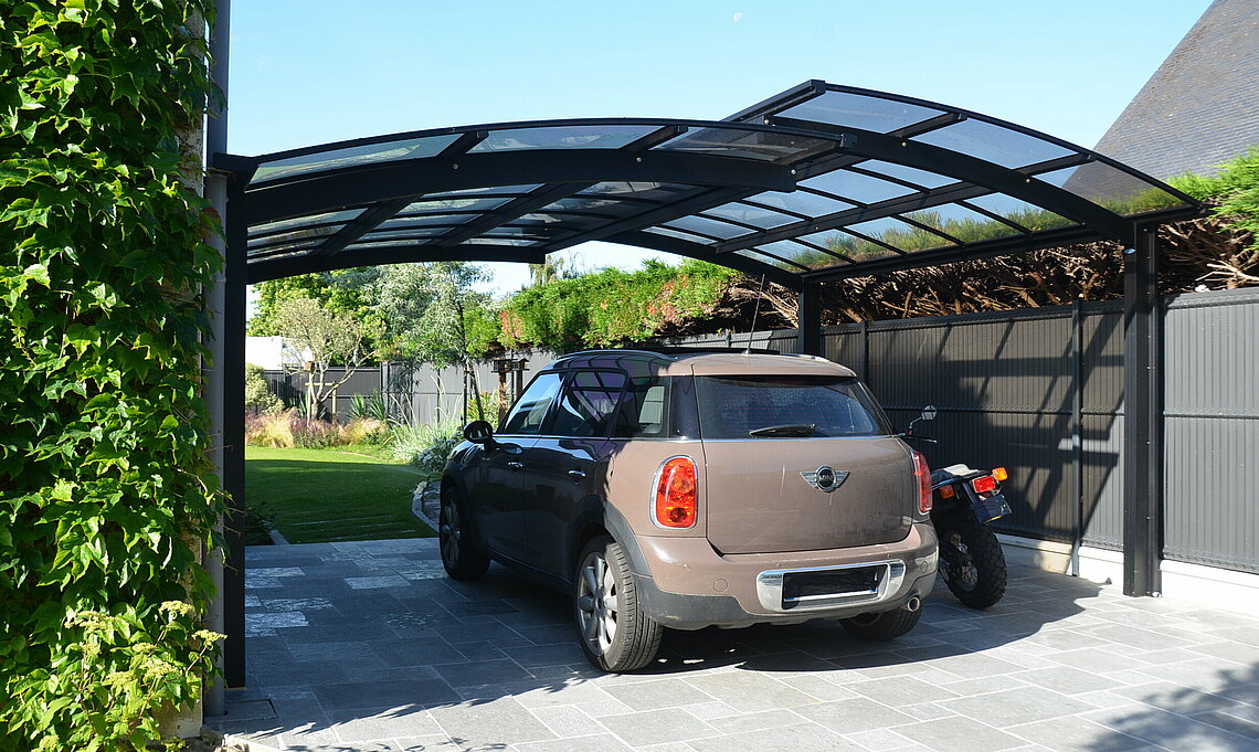 découvrez notre carport pour 2 voitures, alliant fonctionnalité et design. protégez vos véhicules des intempéries tout en ajoutant une touche esthétique à votre extérieur. idéal pour maximiser l'espace de stationnement, ce carport est conçu pour résister aux conditions climatiques les plus difficiles.
