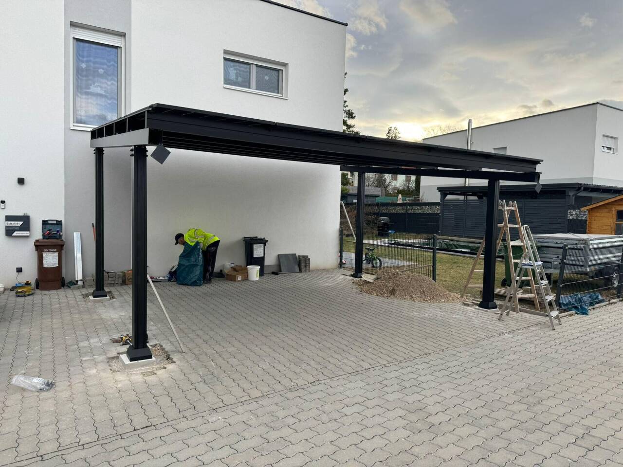 découvrez notre carport spacieux conçu pour accueillir 2 voitures, offrant une protection optimale contre les intempéries. alliez style et fonctionnalité avec notre solution idéale pour votre espace extérieur.
