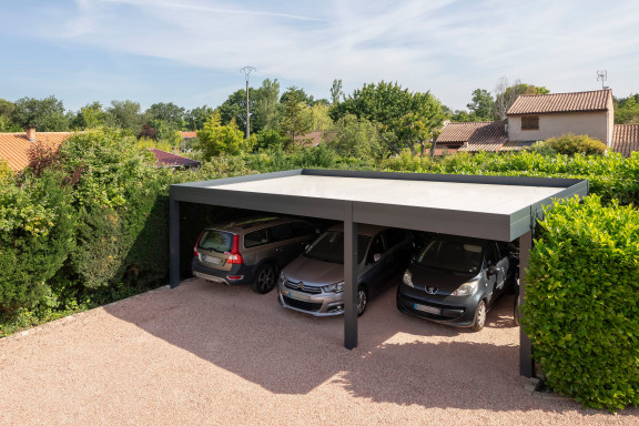 découvrez notre carport spacieux conçu pour accueillir jusqu'à 3 voitures, alliant esthétisme et fonctionnalité. protégez vos véhicules des intempéries tout en offrant un accès facile et pratique. idéal pour les familles nombreuses ou les passionnés d'automobile.