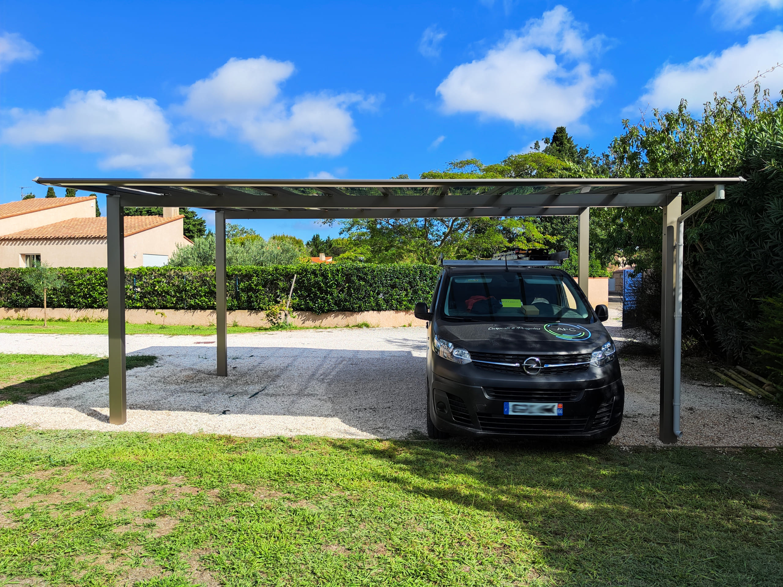 découvrez notre carport de 30m2, une solution idéale pour protéger votre véhicule des intempéries tout en offrant un espace fonctionnel et esthétique. conçu avec des matériaux de qualité, il s'adapte parfaitement à tous les styles d'habitation.