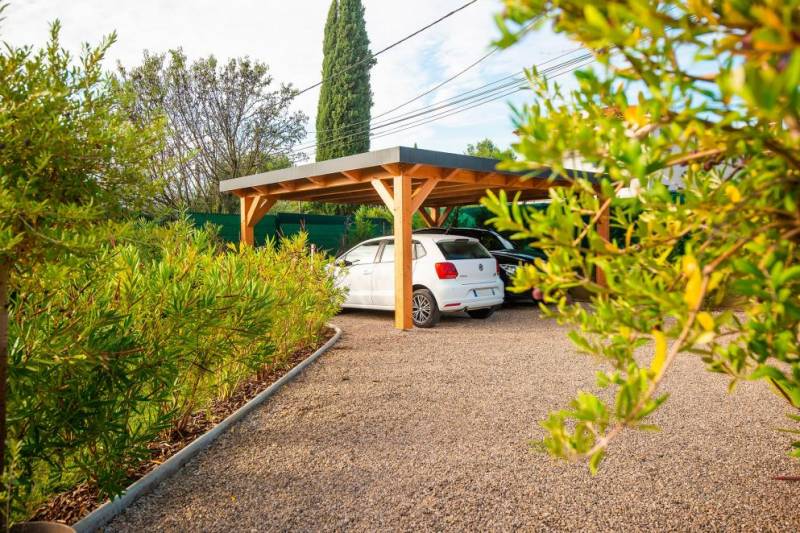 découvrez notre carport en bois élégant et spacieux, conçu pour abriter deux voitures tout en ajoutant une touche naturelle à votre extérieur. robuste et esthétique, il protège vos véhicules des intempéries et s'intègre harmonieusement dans votre jardin.