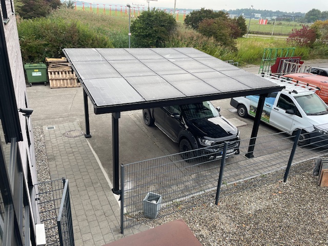 découvrez notre carport solaire innovant, une solution pratique et écologique pour protéger votre véhicule tout en produisant de l'énergie solaire. alliez protection et durabilité avec un design élégant adapté à tous les espaces extérieurs.