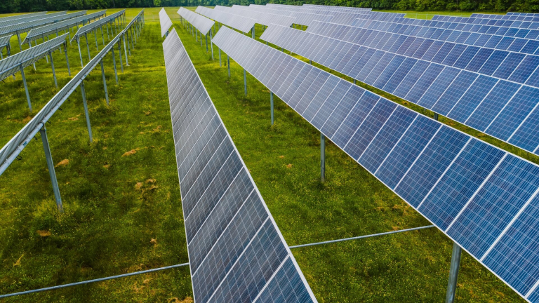 découvrez comment les centrales solaires transforment l'énergie solaire en électricité, contribuant ainsi à la transition énergétique et à la protection de l'environnement. explorez les avantages, les technologies et l'impact des centrales solaires sur l'avenir durable.