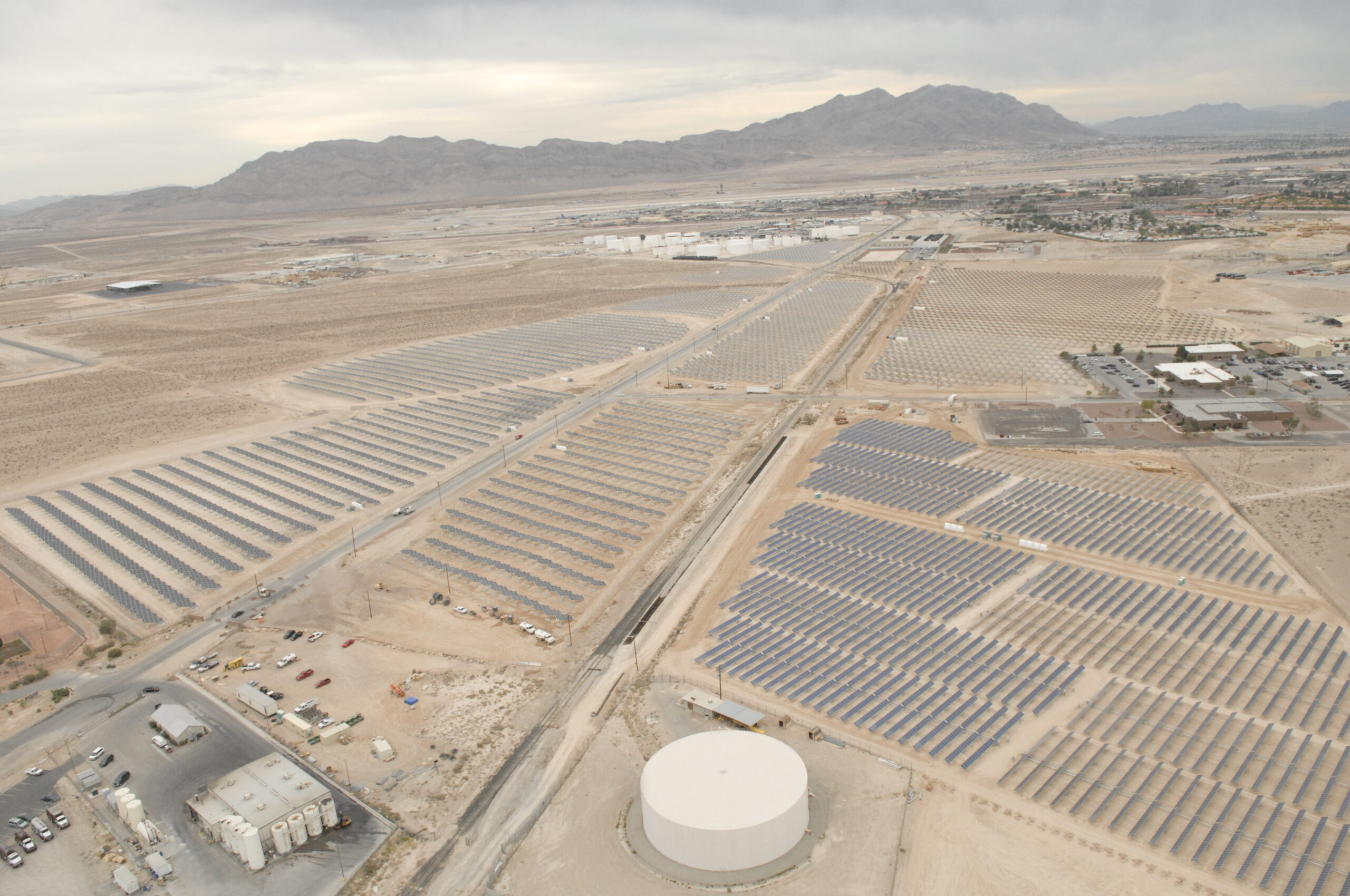 découvrez comment la centrale solaire transforme l'énergie solaire en électricité durable et renouvelable, contribuant ainsi à la protection de l'environnement et à la réduction des émissions de carbone.
